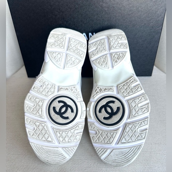 SOLD - Chanel - CC Suede Low Top Trainers Sneakers - Size 37 - White - Picture 6 of 7